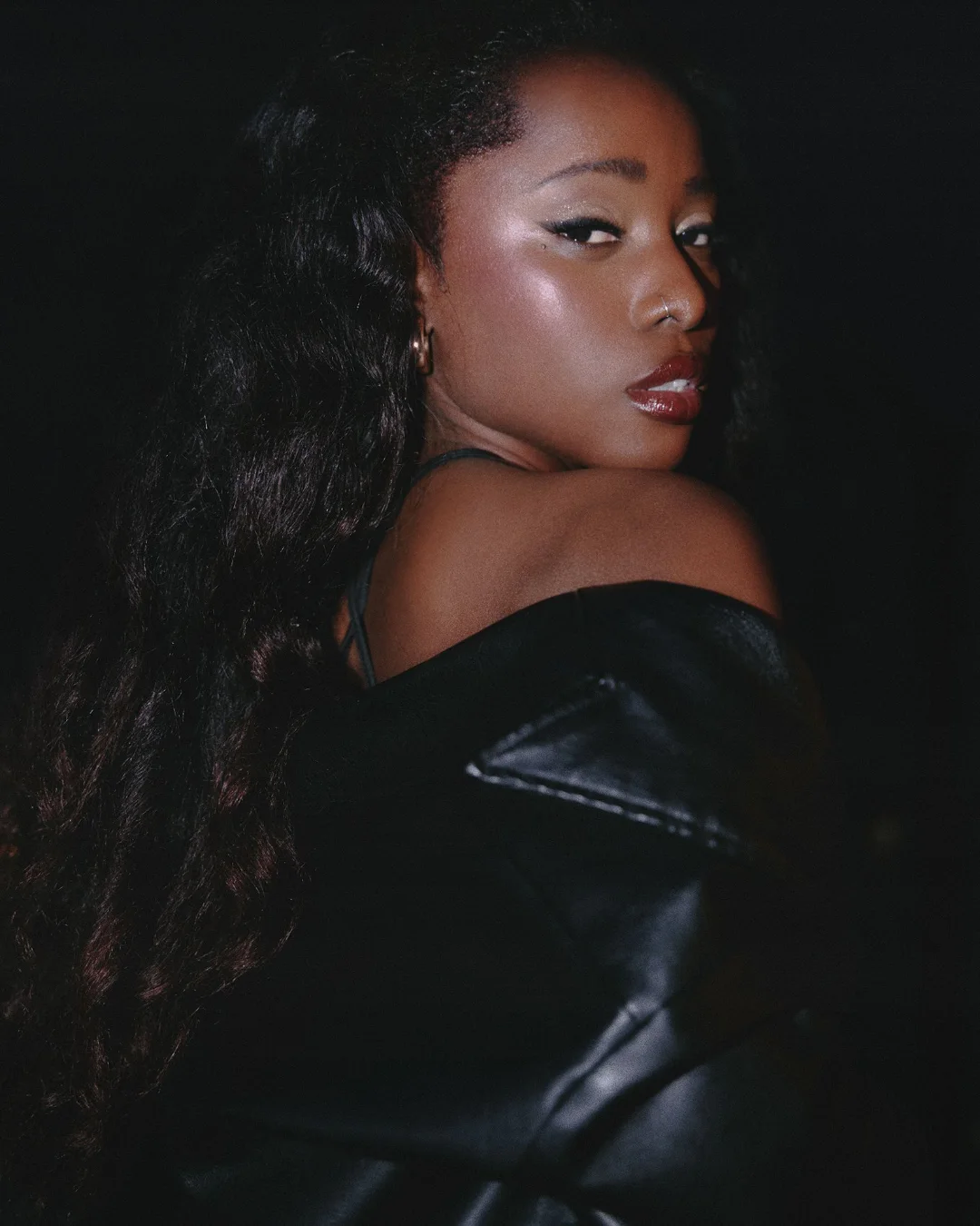 Evening makeup with glowing skin and a deep red lip