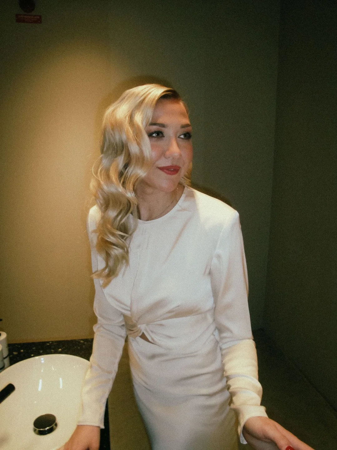 Bride with Hollywood waves and a red lip